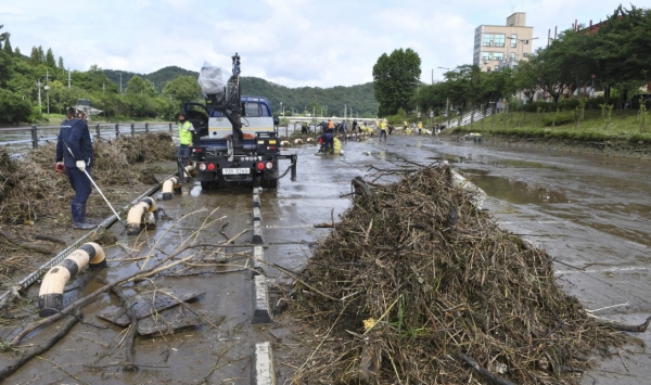 8일 집중호우로 인해 뿌리공원에 발생한 피해를 복구하는 직원들