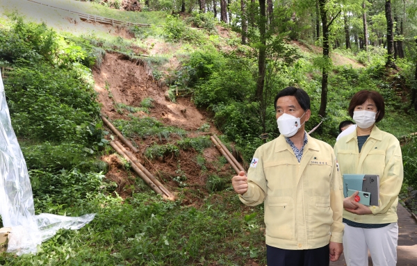 황인호 동구청장이 피해 현장을 둘러보고 있다.