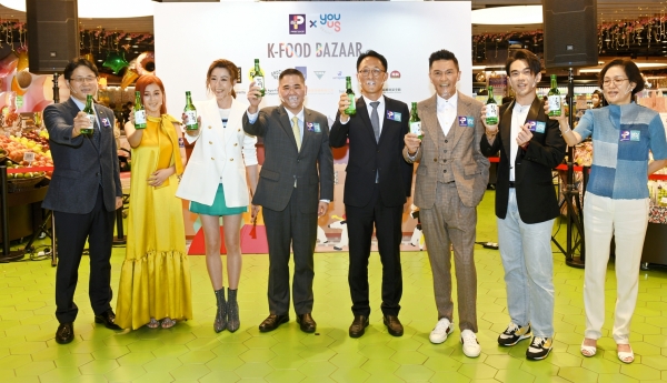 Parknshop 판촉전 개막식 현장 모습  * 백용천 주홍콩대한민국총영사관 총영사(오른쪽 4번째), Mr. Norman Yum Parknshop 대표이사(왼쪽 4번째), 김석주 aT홍콩지사장(왼쪽 1번째)