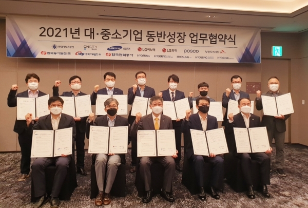 지난 8일 ‘2021년 대·중소기업 동반성장 업무협약’에 참석한 이상용 서부발전 발전운영처장(앞줄 왼쪽 다섯 번째)을 비롯한 기업관계자들