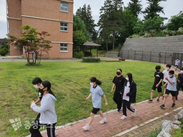 천안 천남중학교 학생들이 20만보 건강 실천 활동을 하고 있다.