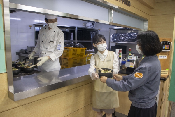 초복을 맞아 사원들에게 한방반계탕 제공