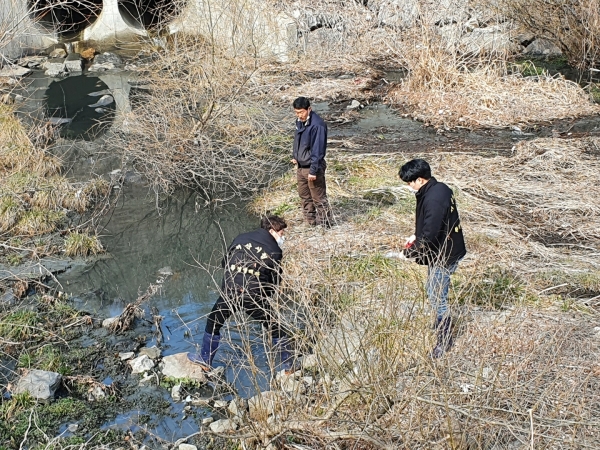 오염폐수 유입 하천점검 모습