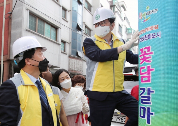갈마2동 여성친화 행복마을에서 ‘전신주 불법 광고물 부착방지 시트지’ 부착 행사 모습