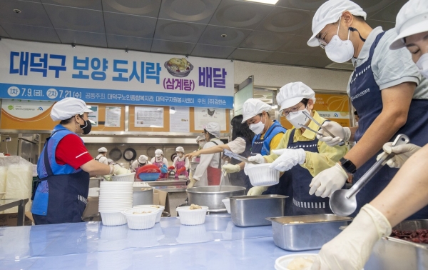 지난 9일 대덕구노인종합복지관과 법동종합사회복지관에서 삼계탕 보양도시락 배달 봉사 실시