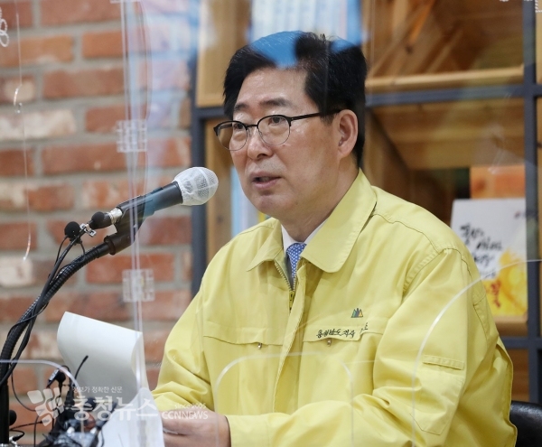 양승조 충남도지사가 12일 사회적 거리두기 2단계 격상 기자간담회서 도지사 재선과 차차기 대선 도전 의지를 밝혔다.