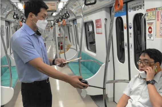 대전도시철도공사 직원들이 마스크 미착용 민원 대응 모의훈련을 실시하고 있다.