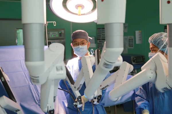 건양대병원 로봇수술실-산부인과 김철중 교수 집도준비