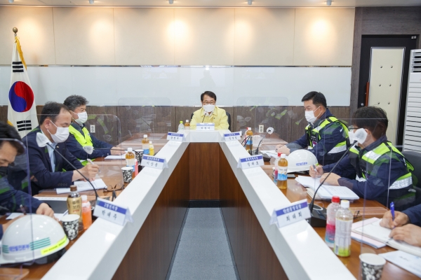 박형덕 서부발전 사장이 13일 태안발전본부에서 여름철을 앞두고 발전소 현장점검 화상대책회의를 열고 있는 모습