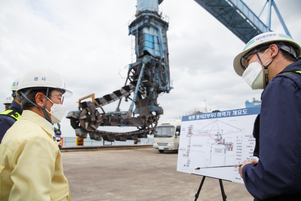 13일 태안발전본부내 제2부두에서 하역기 운영현황을 듣고 있는 박형덕 사장