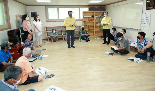 지난 12일, 가세로 태안군수가 소원면 소근1리 마을회관에서 열린 ‘2021 여름철 현장영농교육’ 현장 찾아