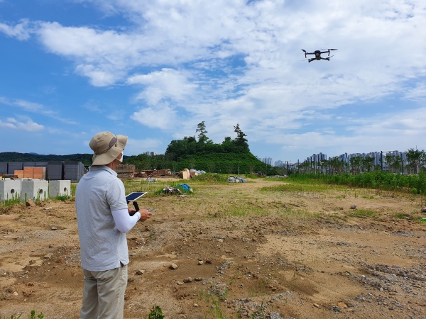 천안시 공무원이 행정드론을 날리고 있다.