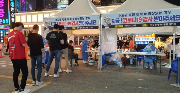 천안시가 두정동 먹자골목 내 원두정 먹거리 공원에 설치한 찾아가는 이동 선별검사소