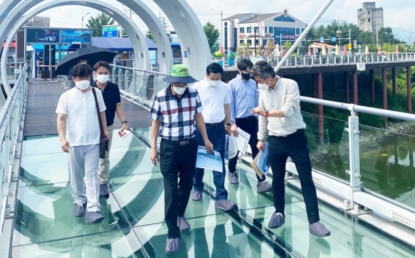 김돈곤 청양군수, '소양강 스카이워크' 방문 모습