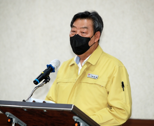 긴급 브리핑 중인 가세로 태안군수.