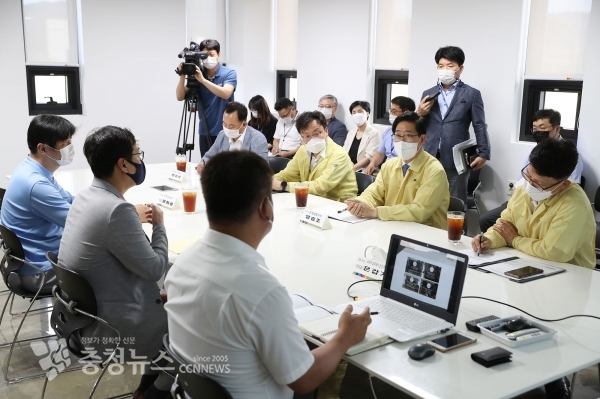 양승조 충남도지사는 14일 천안, 아산을 차례로 방문해 기업 현황을 살피고 건의사항을 청취했다. 사진은 천안 소재 씨케이코퍼레이션즈(대표이사 박영욱) 방문 모습.