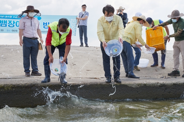 15일 오세현 시장과 어민 등 참석해 아산호에 뱀장어 치어 2만7500여 마리 방류 행사 모습