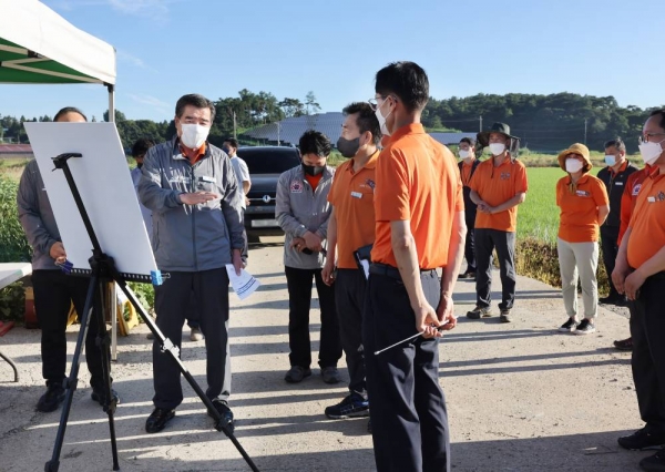 김동일 보령시장, 벼 병해충 유인항공방제 현장 방문 격려 모습