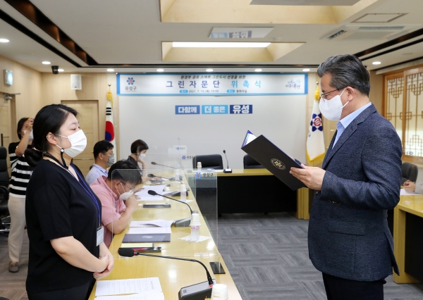 15일 구청 중회의실에서 정용래 유성구청장이 다양한 유형의 환경정책 모델 발굴을 위해 구성된 제2기 그린자문단원에게 위촉장 수여 모습