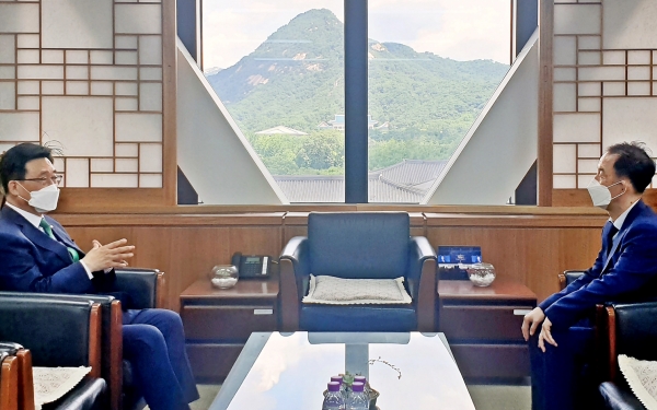 간담회 현장 사진 * 한국농수산식품유통공사 김춘진 사장(좌측), 김사열 국가균형발전위원장(우측)