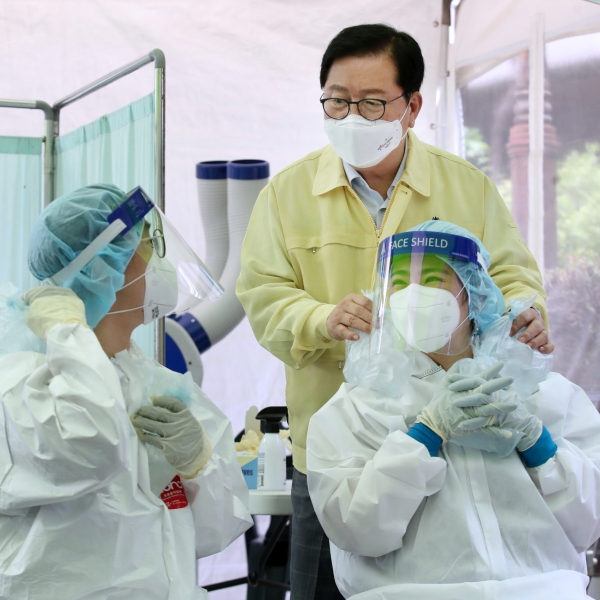 15일 폭염으로 무더운 날씨가 계속되는 가운데, 방역의 최전선에 있는 서구 보건소 선별진료소를 찾아 얼음주머니를 전달하고, 현장에서 고생하는 관계자들을 격려했다.