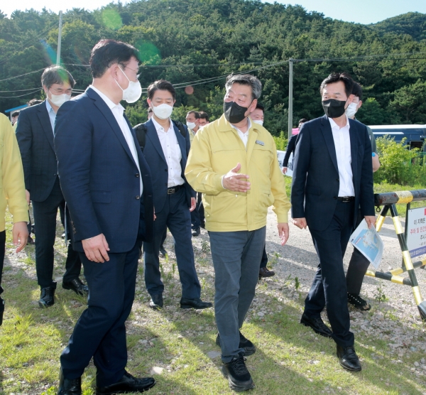 지난 15일 가로림만 현장을 살피기 위해 서산시를 방문한 송영길 더불어민주당 대표 및 당 지도부에 이원-대산 간 교량 건설에 대한 군민들의 염원을 알렸다.