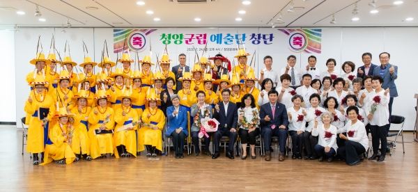 청양군 19일부터 군립예술단 신규단원 모집-창단 당시 기념촬영