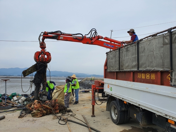 서천군 바다환경지킴이들이 청소장비를 이용하여 해양쓰레기를 수거하고 있다.