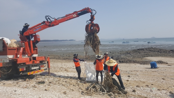 바다환경 지킴이들이 쓰레기 수거 모습