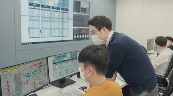 서부발전 디지털 기술공유센터에서 발전빅데이터를 연구 중인 모습