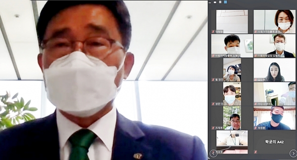 인사 말씀 중인 한국농수산식품유통공사 김춘진 사장