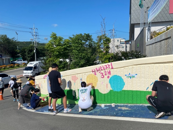 치매친화적 마을벽화그리기 모습
