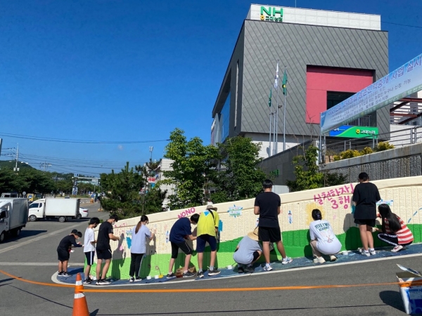 치매친화적 마을벽화그리기 모습