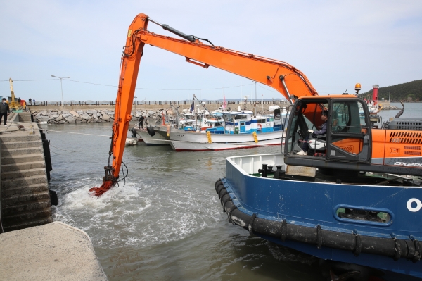 지난 5월 11일 학암포항에서 해양쓰레기를 수거하는 모습.