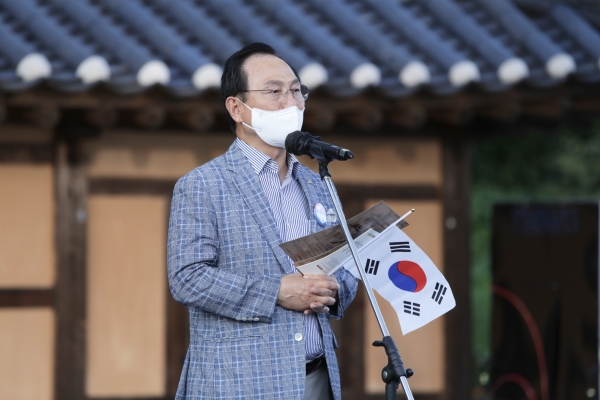 지난 17일 제73주년 제헌절을 맞아 석오 이동녕 선생 생가지에서 임시정부 수립을 위한 최초의 헌법인 ‘대한민국 임시헌장’을 선포한 석오 선생을 기억하는 ‘산류천석(山溜穿石) 문화제’를 진행하고 있다.