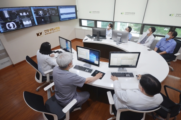 내과, 외과, 병리과, 영상의학과, 방사선종양학과 의료진으로 구성된 암 다학제 진료팀이 MH가이드 프로그램을 활용해 암 환자 치료계획을 세우는 모습