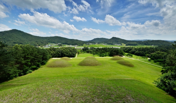 새 이름을 얻게 될 능산리 고분군 전경