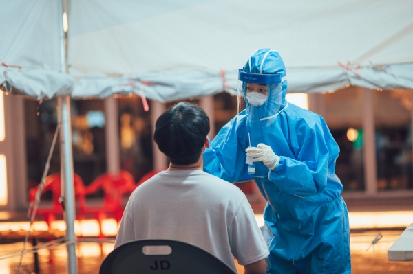 천안시 두정동에 설치된 이동 선별진료소에서 시 직원들이 무더위에도 코로나19 진단검사를 하고 있다.