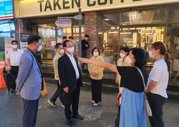 박상돈 시장, 두정동 선별진료소 방문 격려 모습