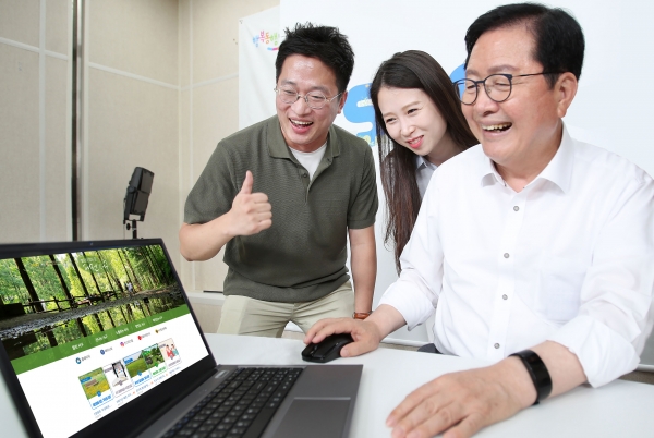 장종태 서구청장과 홍보실 뉴미디어팀 직원들이 블로그 살펴보는 모습