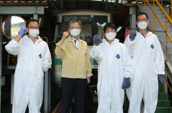 대전도시철도공사 김경철 사장(왼쪽 두 번째)이 판암기지를 방문해 전동차 방역 작업 중인  현장 직원들을 격려하고 있다.