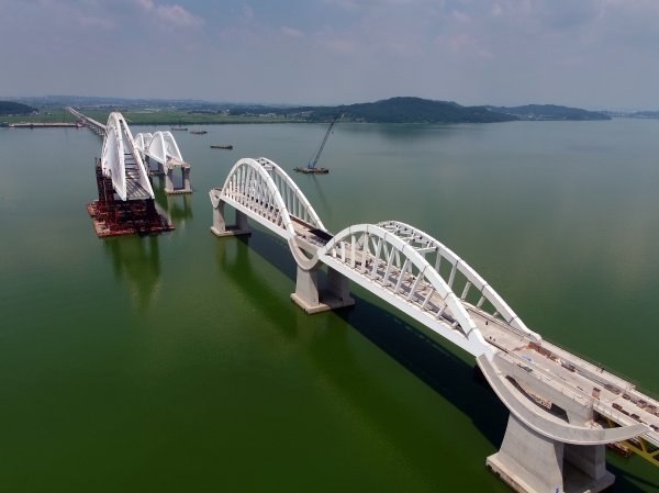 경기도 평택과 충남 아산을 연결하는 5.9km 길이의 아산고가교 설치를 완료