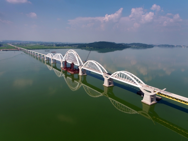 경기도 평택과 충남 아산을 연결하는 5.9km 길이의 아산고가교 설치 완료