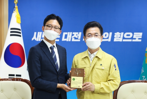 '의로운 시민’ 표창장 전달식 모습. (왼쪽부터) 진휘진 씨, 허태정 대전시장.