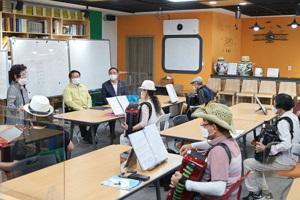 오세현 시장 아코디언 동아리 텀부링돌7 방문 장면