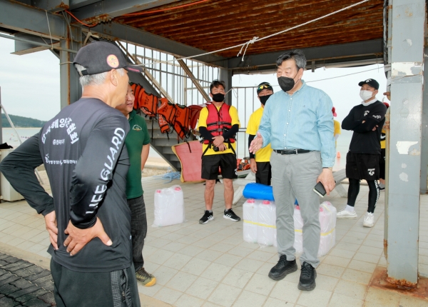 지난 17일 만리포 해수욕장을 방문한 가세로 군수.