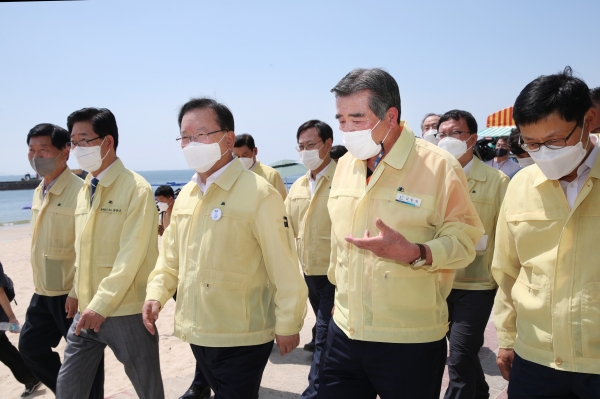 김부겸 국무총리가 보령 방역 현장 찾아 점검에 나선 모습