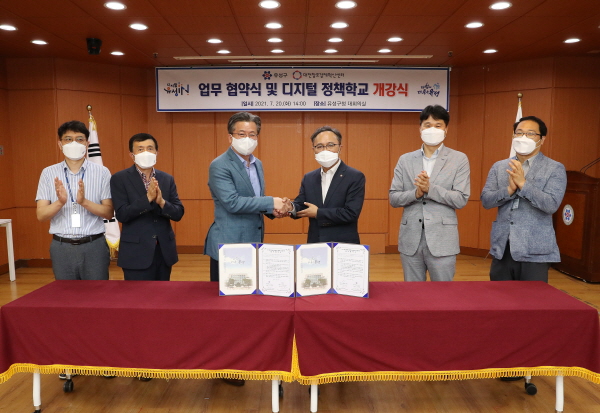 유성구(구청장 정용래, 왼쪽 세 번째)는 20일 구청 대회의실에서 대전창조경제혁신센터(센터장 김정수, 왼쪽 네 번째)와 미래혁신 생태계 조성 및 지역 동반성장 위한 업무협약