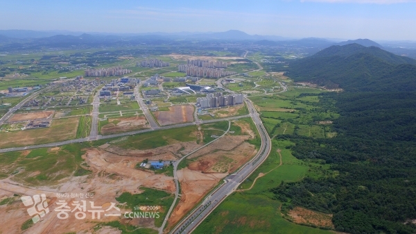 충남 예산 수암산 쪽에서 바라 본 내포신도시 전경. 사진 우측 산 아래 녹지 부분이 퍼블릭 골프장 및 골프빌리지 부지다.(2017년 항공사진)