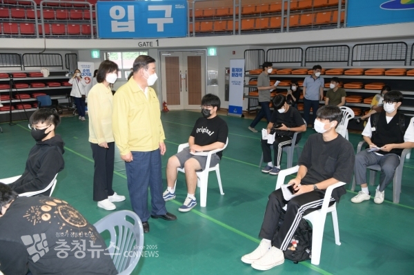 황선봉 군수가 코로나19 백신접종 현장을 방문한 모습